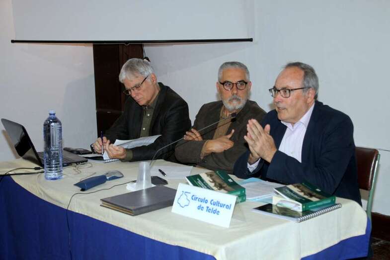 Alcaraz y García, con Antonio Alemán en el acto del pasado jueves en el Círculo Cultural de Telde (Foto Jesús Ruiz Mesa)